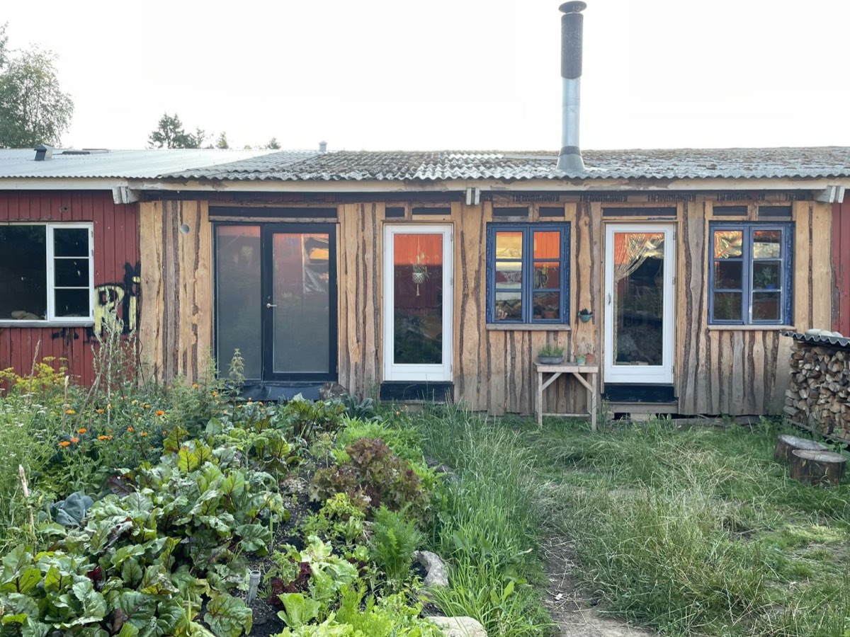 Facaden mod haven en sommeraften