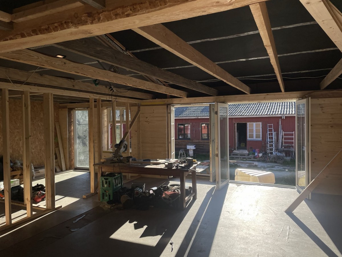 Del B under renovering med synlige spær