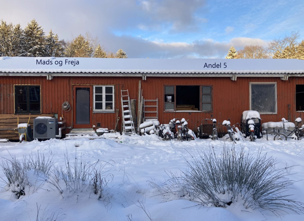 Barakken udefra en vinterdag