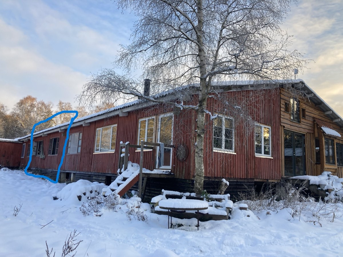 Bygning udefra, den blå ramme er den ledige andel