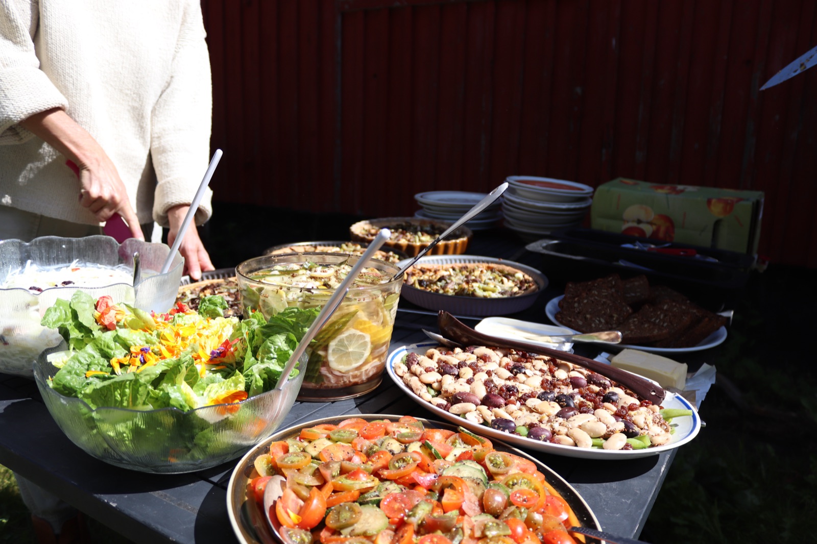Buffet med salater pyntet med spiselige blomster